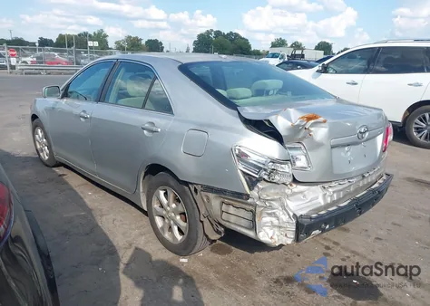 2010 Toyota Camry Le z USA, uszkodzony, nr VIN 4T1BF3EK5AU101415
